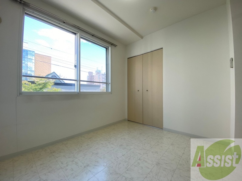 その他部屋・スペース　戸を閉めるとリビングと区切られた寝室にすることができますよ。