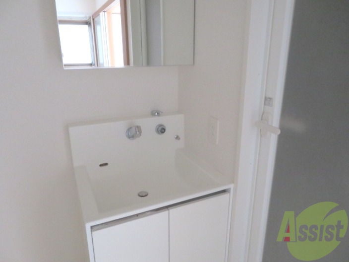 洗面設備　シャンプードレッサーなので身支度しやすそうですね。