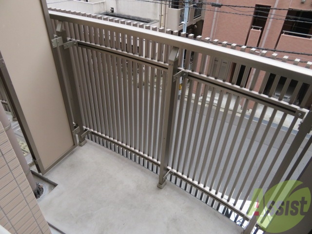 バルコニー　バルコニーは洗濯物を干すのに十分な広さがありますね。