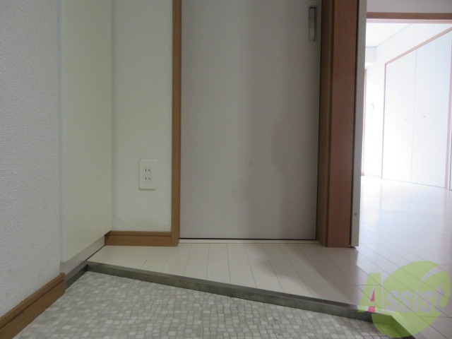 玄関　玄関から撮影しました。敷居が高くなくて安心ですね。