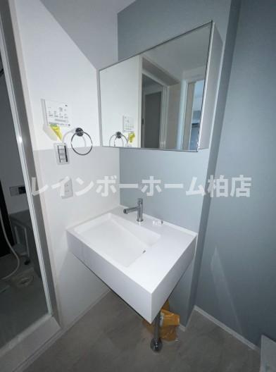 洗面設備　明るい洗面所です