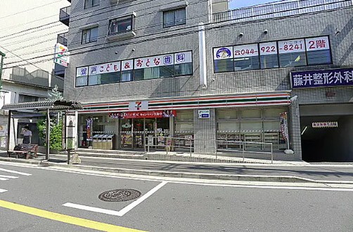 コンビニ　セブンイレブン川崎登戸駅前店（コンビニ）まで270m