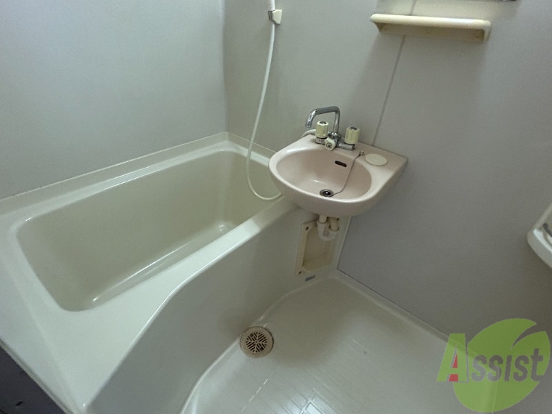 バス・シャワールーム　浴室です。浴槽が備え付きで、掃除が楽に出来ますね。