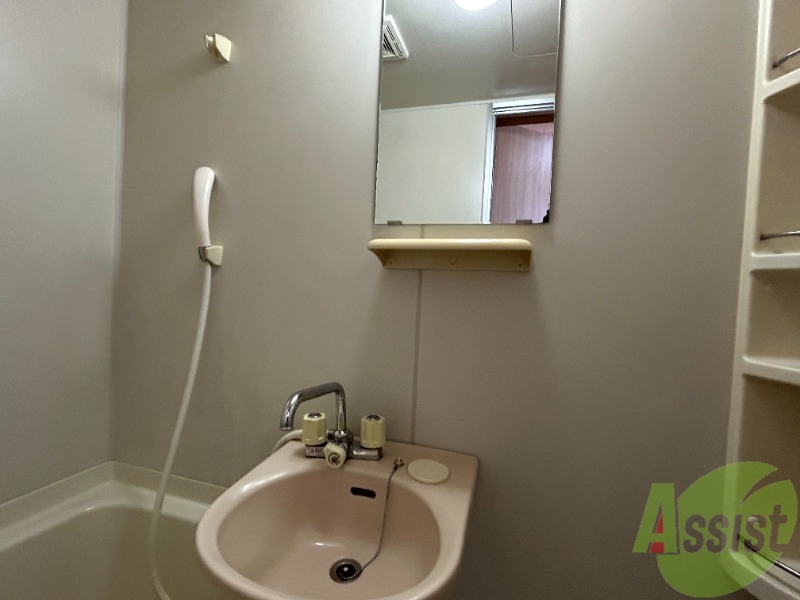 洗面設備　洗面台はこちらです。浴室に設置されております。