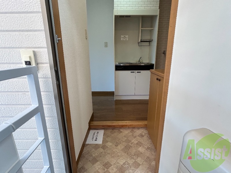 玄関　こちらは玄関です。入るとすぐにキッチンがありますね。