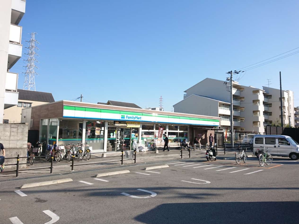 コンビニ　ファミリーマート 尼崎常松店（コンビニ）まで369m