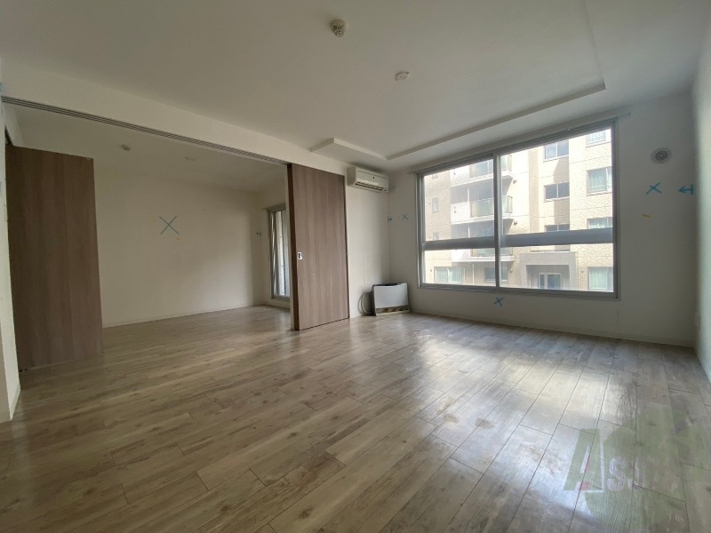 居室・リビング　白さが清潔感を出してくれます。お部屋も明るいですね。