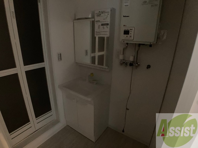 洗面設備　独立洗面台です。大きくてよいですね。シャンプーもできます。