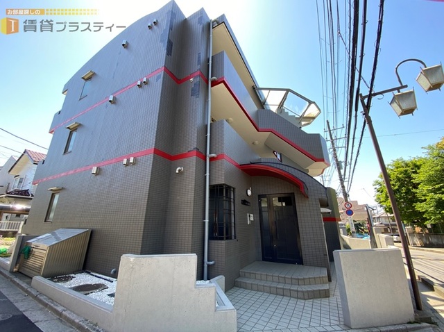 建物外観　赤のボーダーラインがアクセントに。