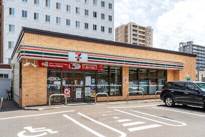 コンビニ　セブンイレブン札幌北7条西12丁目店（コンビニ）まで227m