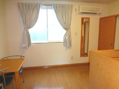 居室・リビング　1Fはフローリング、2Fは絨毯張りです。