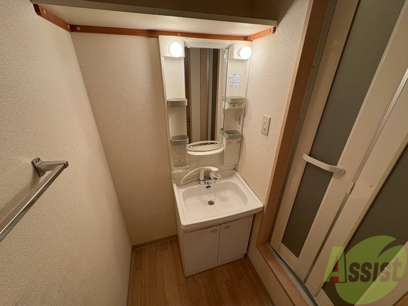 洗面設備　独立洗面台です。大きくてよいですね。シャンプーもできます！