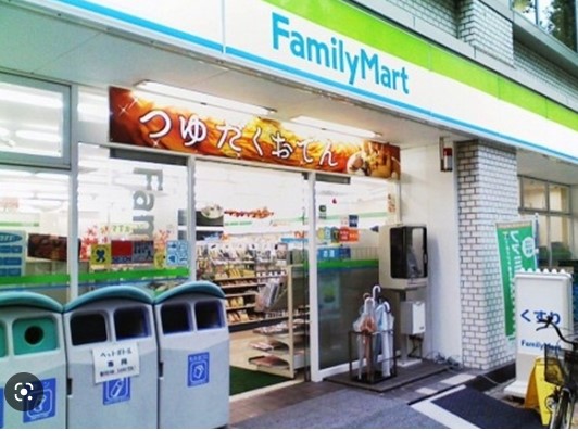 コンビニ　ファミリーマート 四谷一丁目店（コンビニ）まで391m