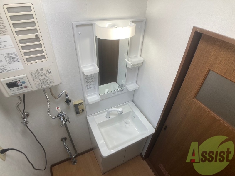 洗面設備　独立洗面台です。大きくてよいですね。シャンプーもできます！