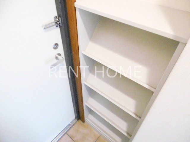 玄関　玄関にシューズボックスがあります。