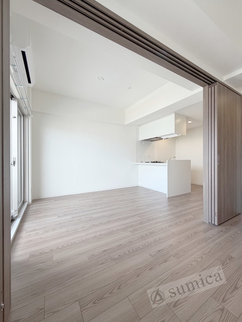 その他　内装は落ち着いています。おおきな窓で明るさを演出。