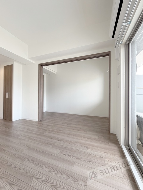 その他部屋・スペース　内装は落ち着いています。おおきな窓で明るさを演出。