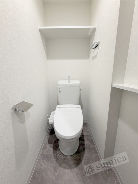 トイレ　人気アイテムの温水洗浄便座。清潔感のあるトイレです。