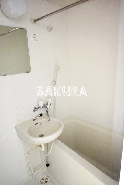 バス・シャワールーム　嬉しい追い焚き・浴室乾燥機付きです♪