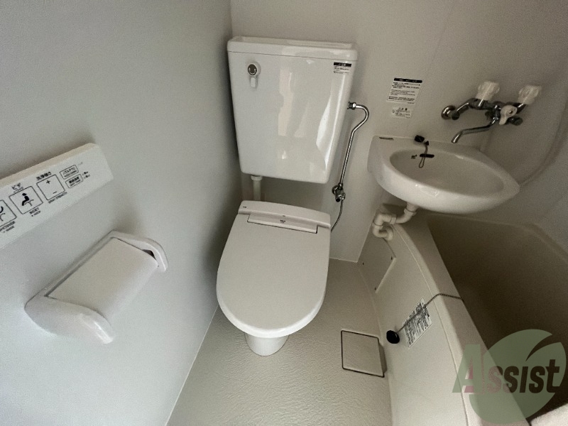 トイレ　温水洗浄便座なので快適に使用できそうですね。