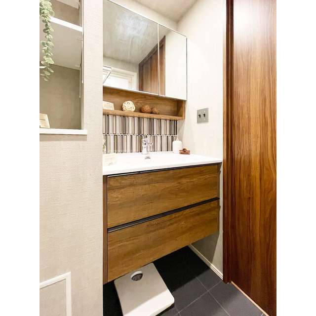 洗面設備　【家具／調度品に関しては配置例を示したものであり、実際の賃貸