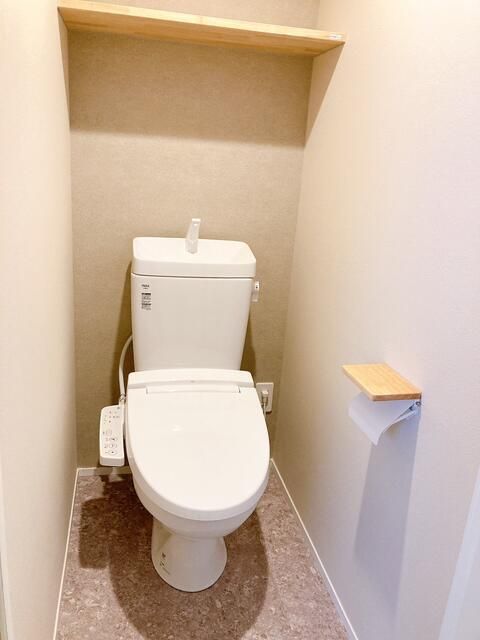 トイレ　落ち着いた色調のトイレです