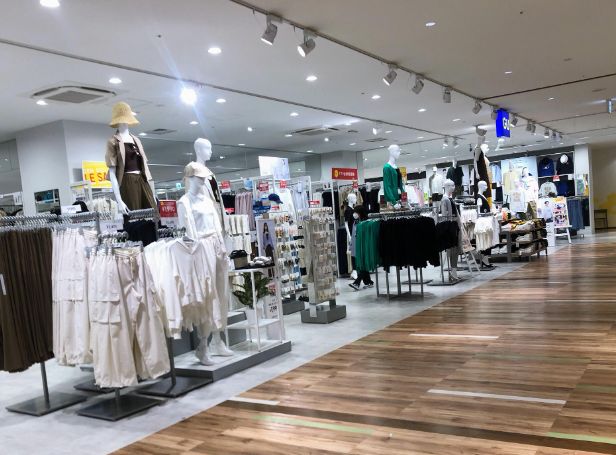 ショッピングセンター　ジーユーカメイドクロック店（ショッピングセンター）まで580m