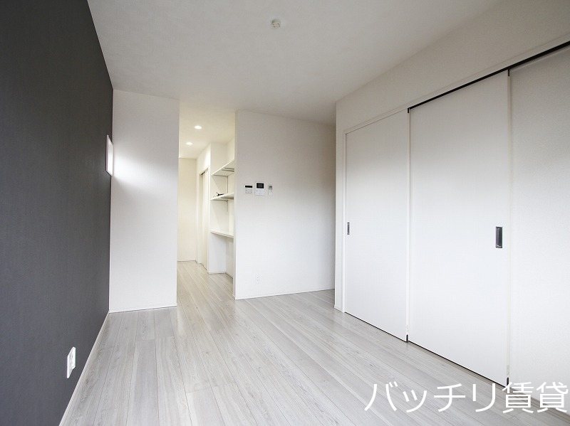 居室・リビング　別号室の写真となります　現状優先