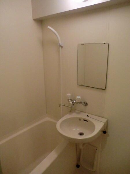 バス・シャワールーム　コンパクトで使いやすいお風呂です