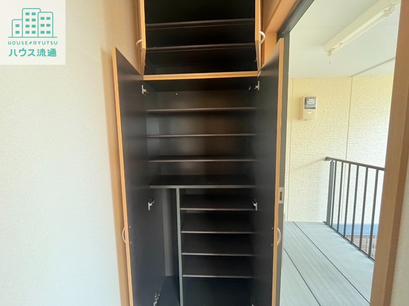 玄関　※別号室の写真です