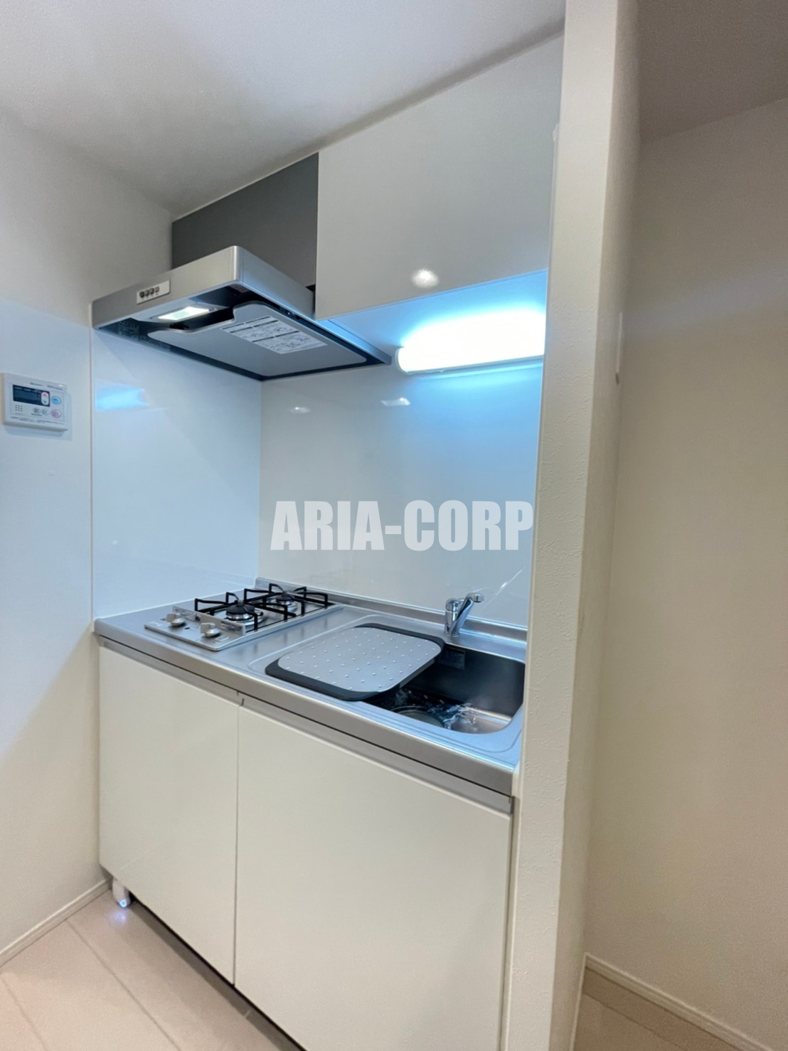 キッチン　人気の２口コンロ、お料理や洗い物時に役立つ補助プレート付です