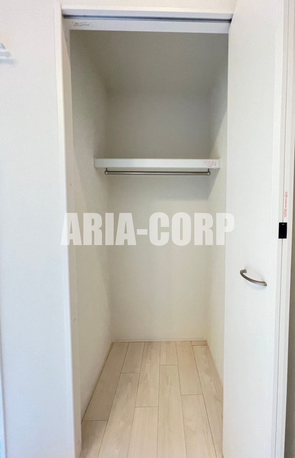 収納　クローゼット。上部には便利な棚がございます！