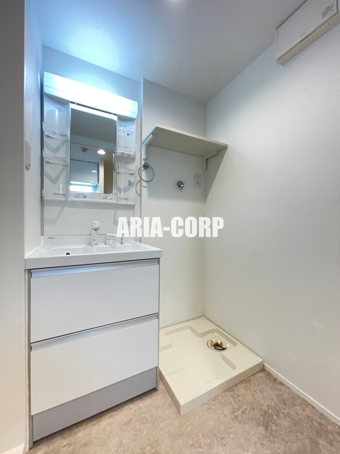 洗面設備　独立洗面台はシャワーヘッドタイプで洗髪や手入れに◎です