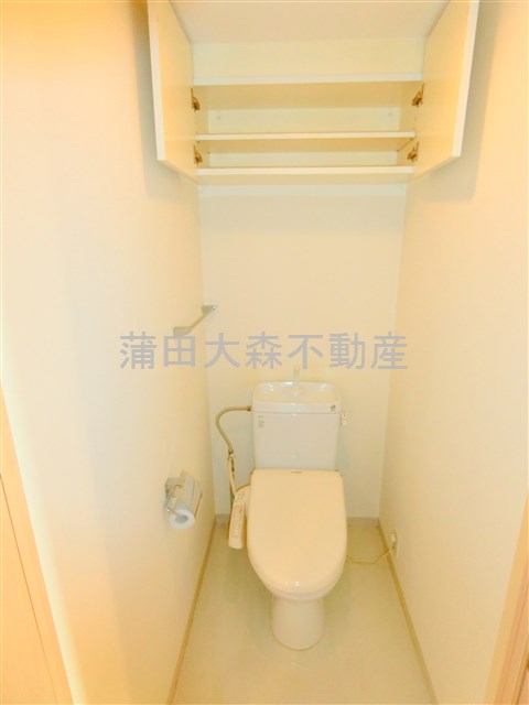 トイレ　棚収納と温水暖房便座付きのトイレ