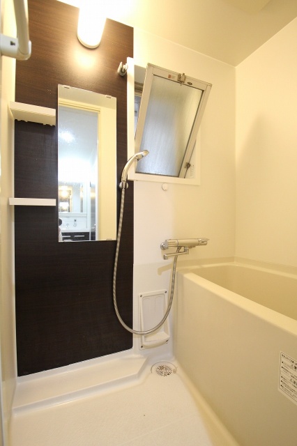 バス・シャワールーム　同物件別部屋写真