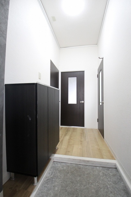 玄関　同物件別部屋写真