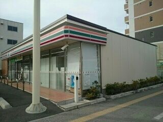 コンビニ　セブンイレブン様（コンビニ）まで300m