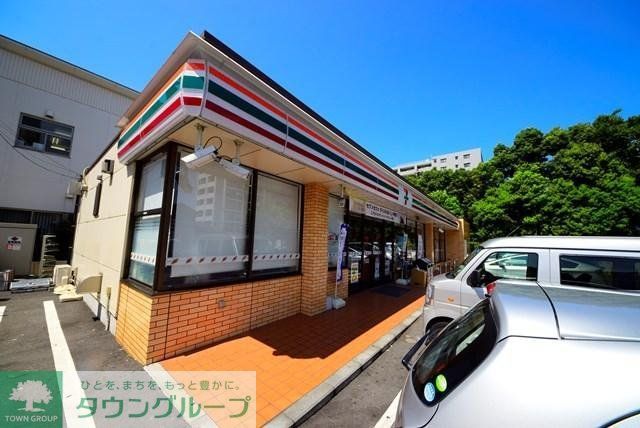 コンビニ　セブンイレブン横浜生麦４丁目店（コンビニ）まで700m