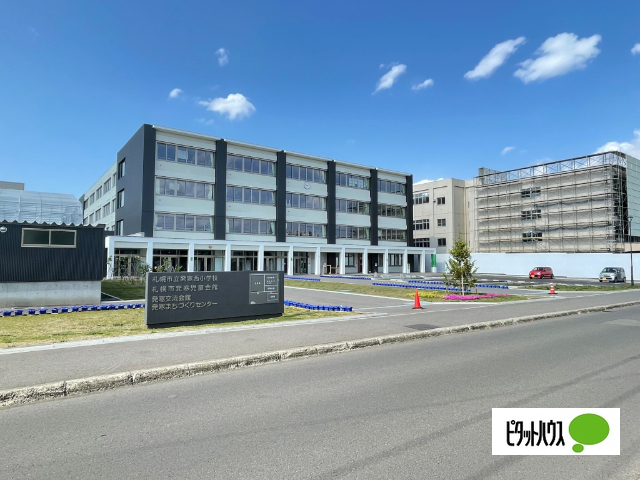 小学校　札幌市立発寒西小学校（小学校）まで689m