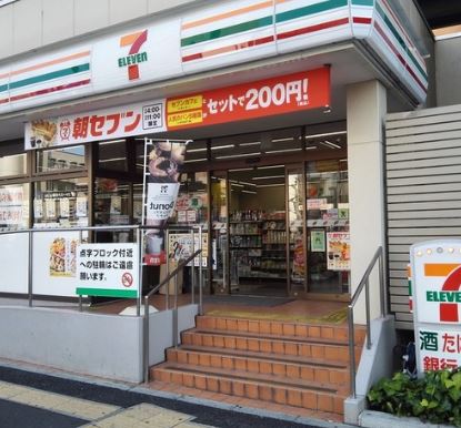 コンビニ　セブンイレブン新馬場駅前店（コンビニ）まで464m