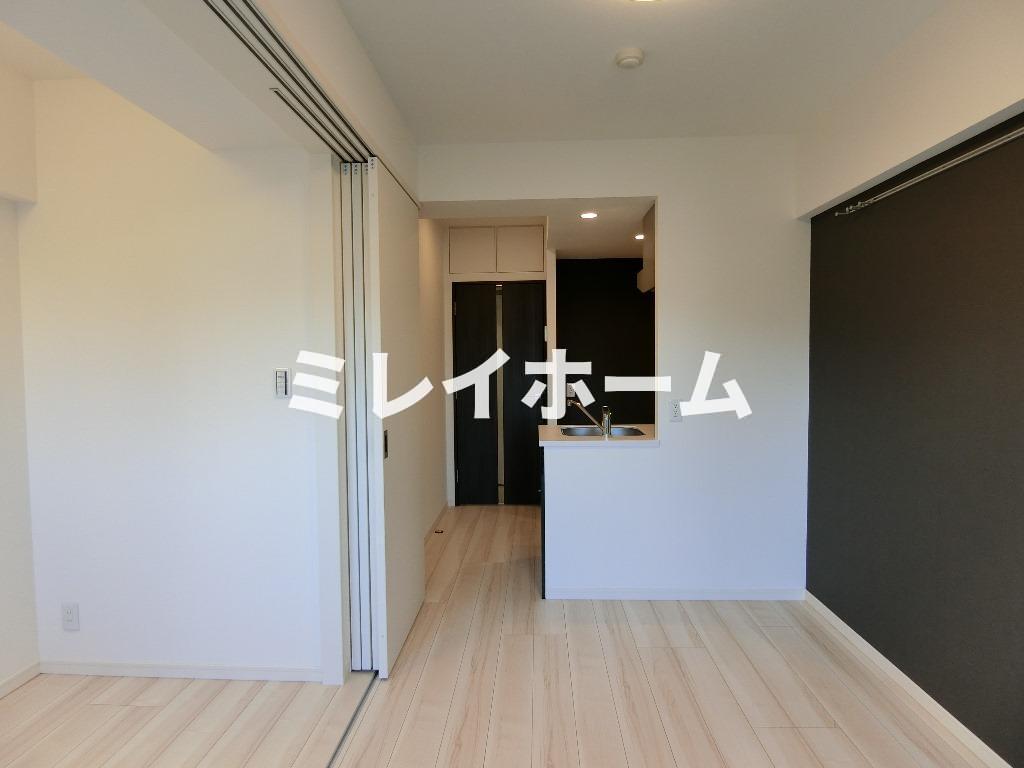 居室・リビング　同建物内、別のお部屋の参考写真になります。