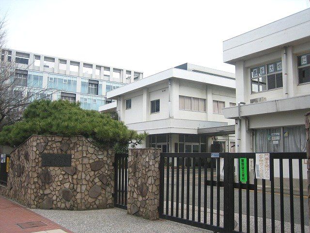 小学校　横須賀市立諏訪小学校（小学校）まで349m