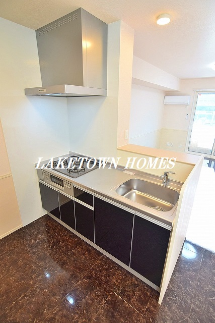 キッチン　３口グリル付の対面式システムキッチンです。