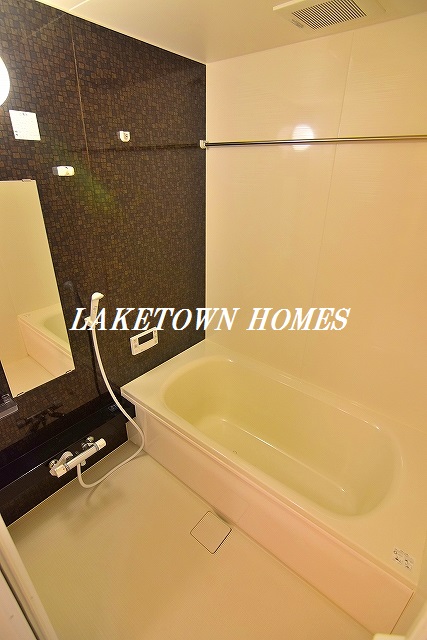 バス・シャワールーム　追い焚き機能付の広めの浴室です。