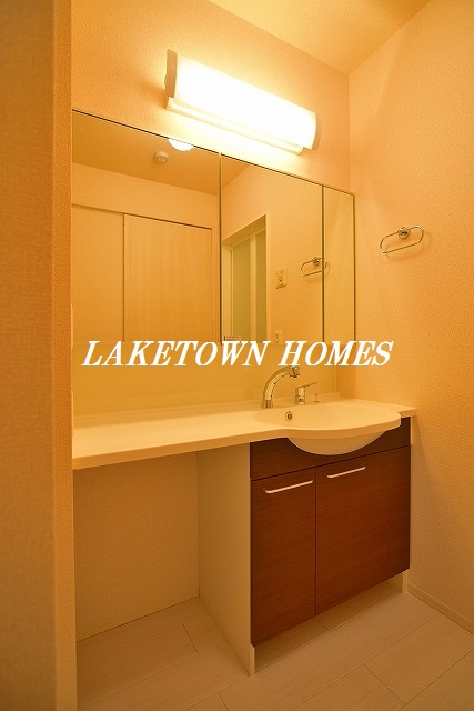 洗面設備　三面鏡の洗髪洗面化粧台です。