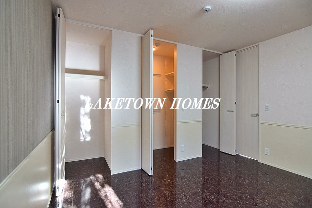 収納　洋室のクローゼットと物入です。