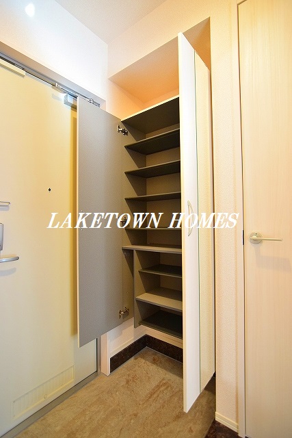 玄関　玄関ホールと玄関収納です。