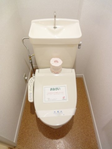 トイレ　落ち着いた色調のトイレです