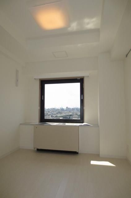 居室・リビング　一人暮らしには丁度良いスペースです。内装フルリノベーション。