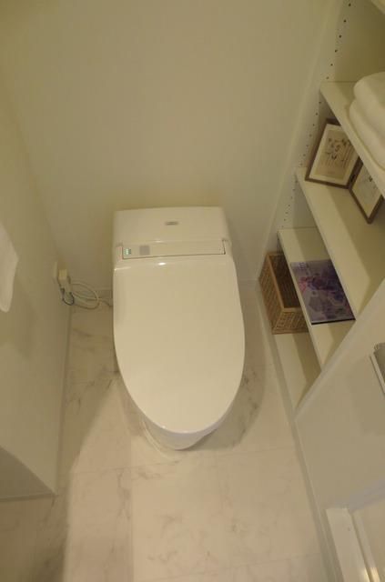 トイレ　ウォシュレットも標準装備。